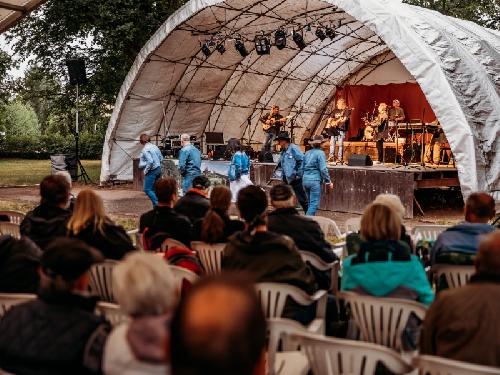 COUNTRY FESTIVAL POD H�ROU